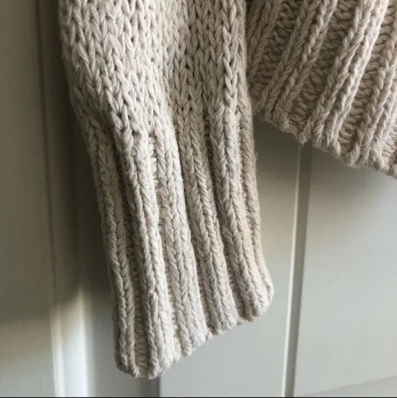 Abercrombie and Fitch Cream Cardigan - Picture 4 of 10